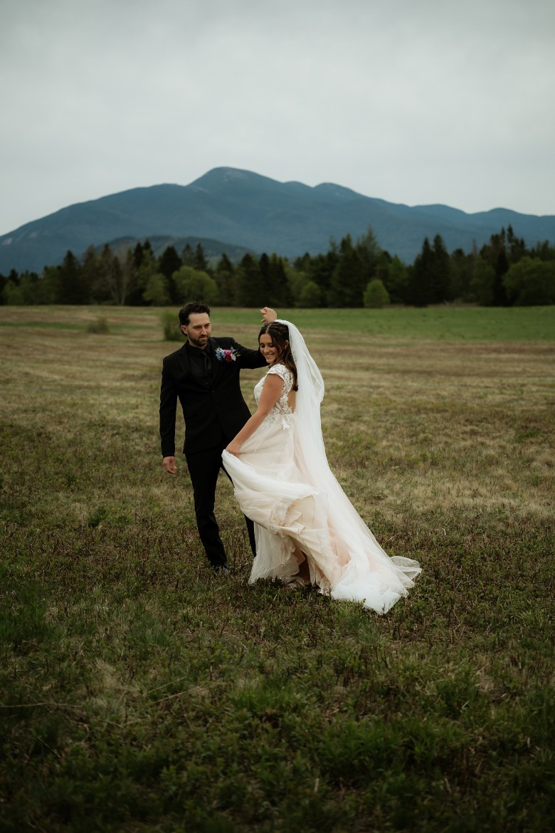 wedding couple in a field