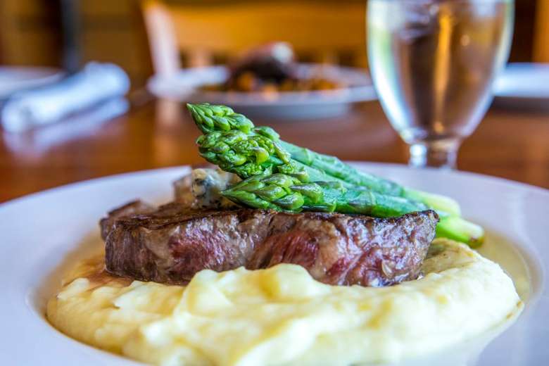 steak and asparagus
