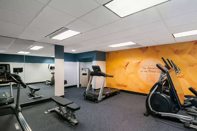 fitness room/gym in hotel