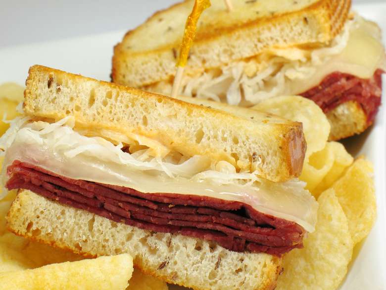 A Ruben sandwich with chips