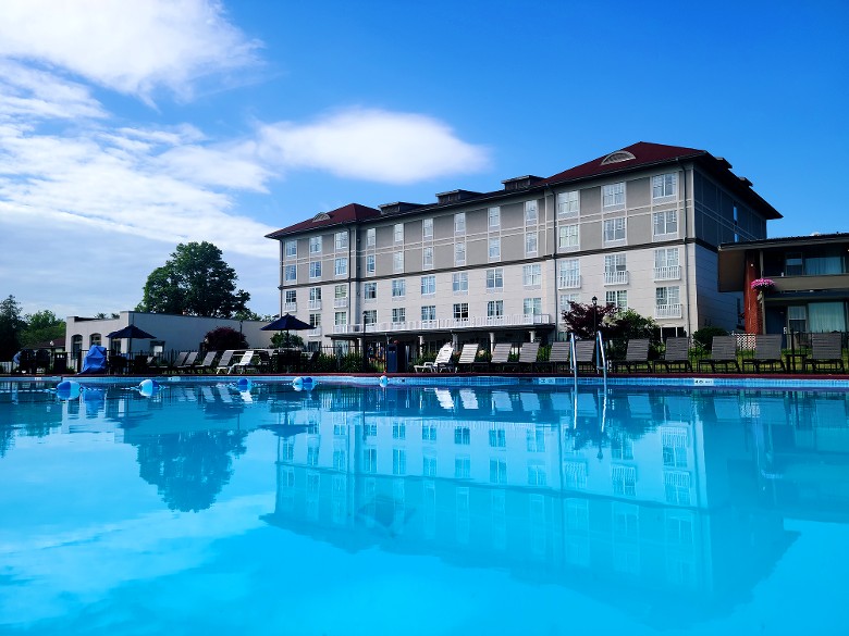 Photo of the Fort William Henry and its outdoor pool.