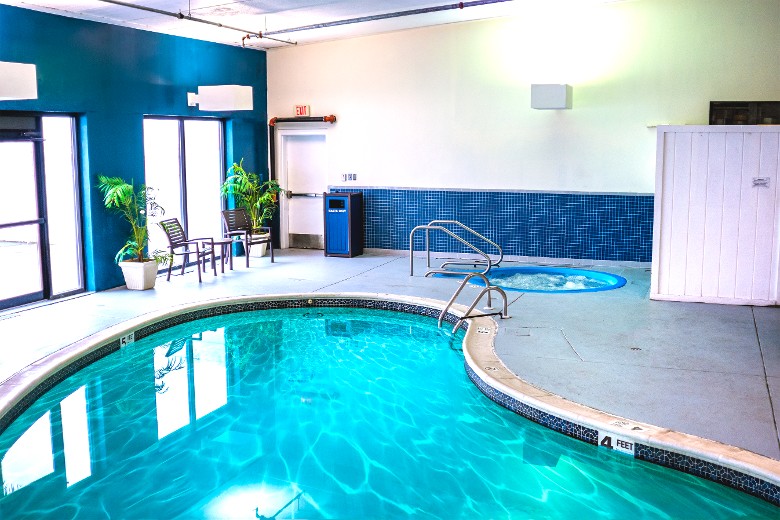 Hotel's indoor pool and jacuzzi.