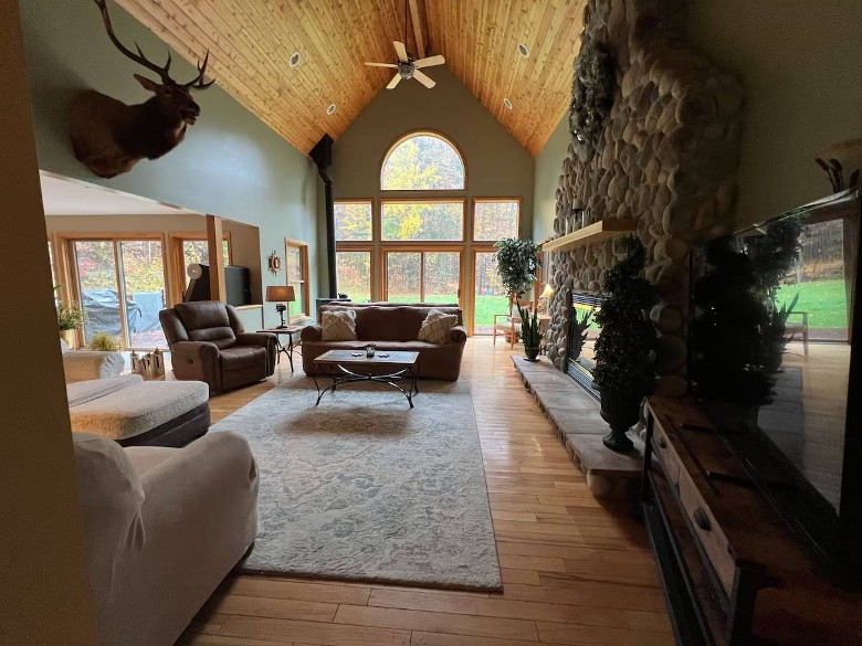 large living room, high ceiling