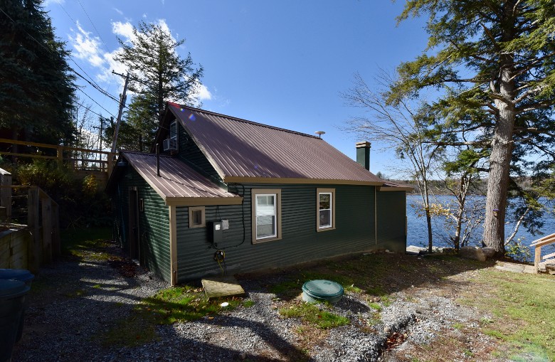 Ava's Lakeside Cottage