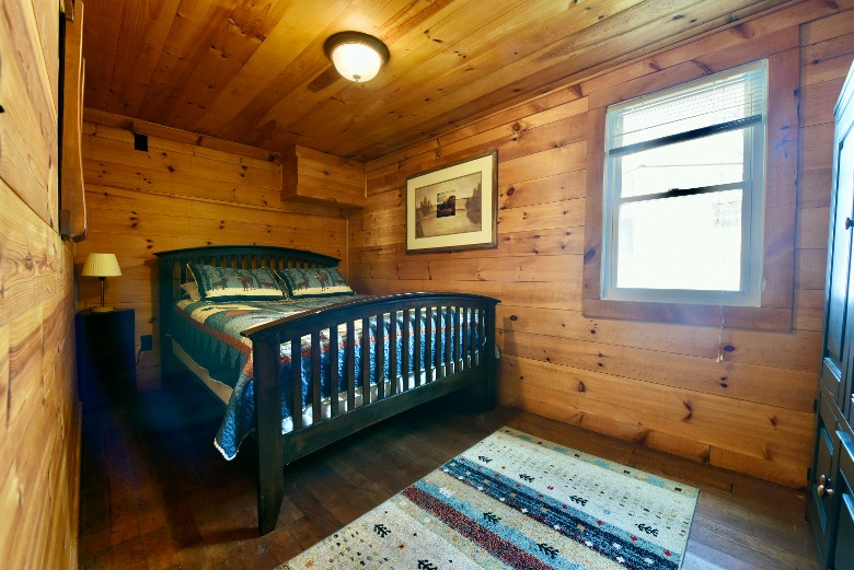 1st floor queen bedroom