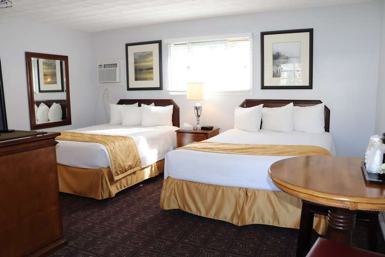 Deluxe room with 2 queen size beds