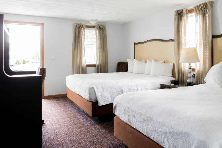 Deluxe room with a king and a queen
