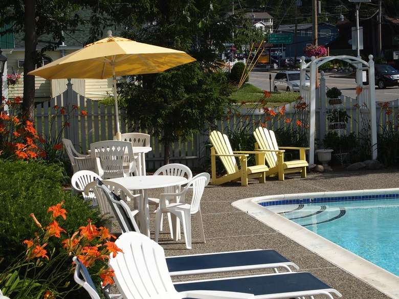 pool area and seating at the admiral motel