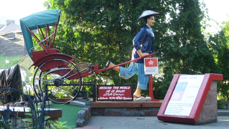 Rickshaw statue at Around the World Golf Course