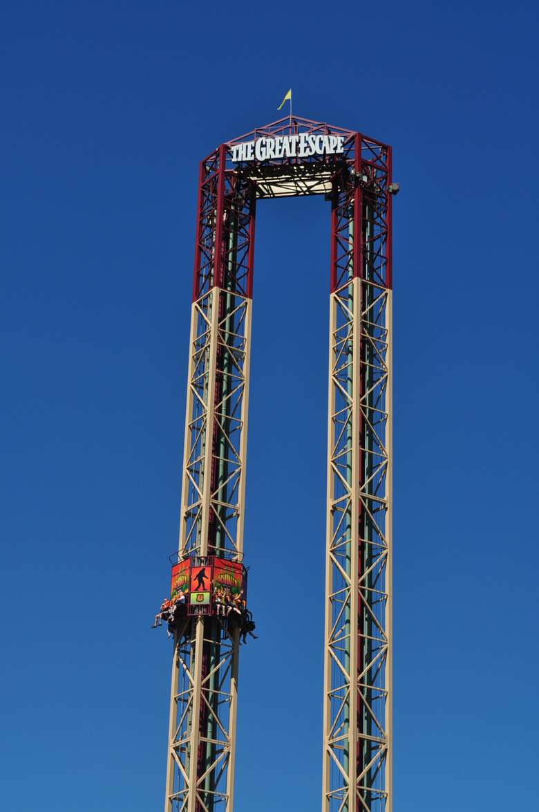 the two towers of the sasquatch ride with one group on their way up the left tower