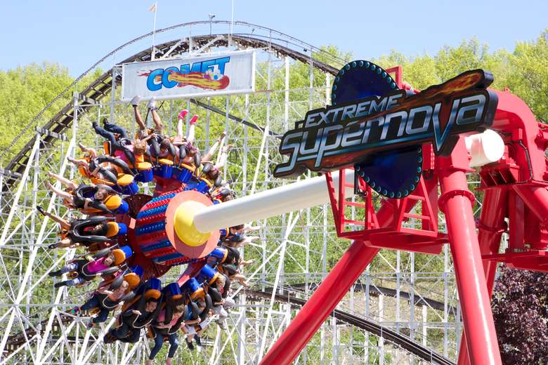 people riding on the extreme supernova, a twisting spinning ride