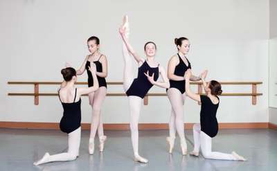 5 Girls in ballet poses