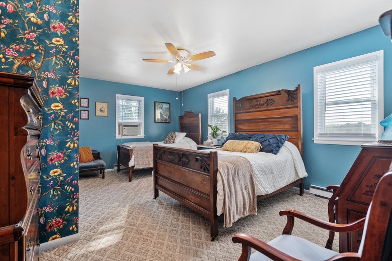 Feel like royalty in the Victorian room