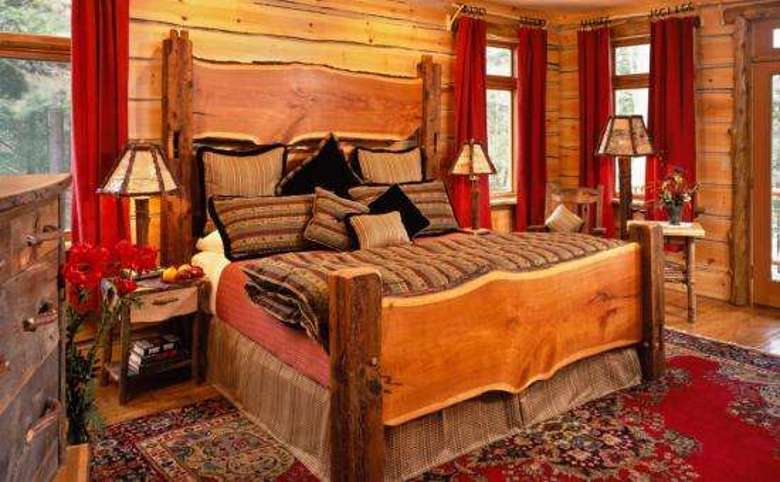 Guestroom "Pine" with a king-size bed with a cozy cabin decor