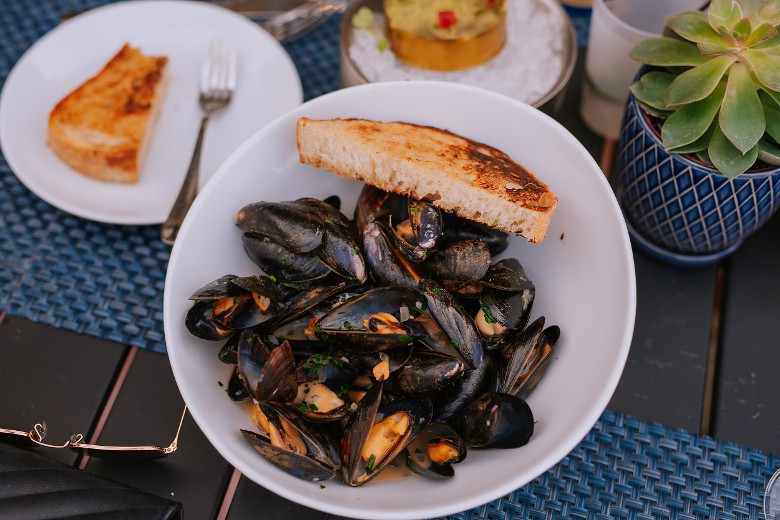 a plate of mussels and bread