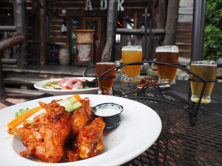 chicken wings near beer glasses