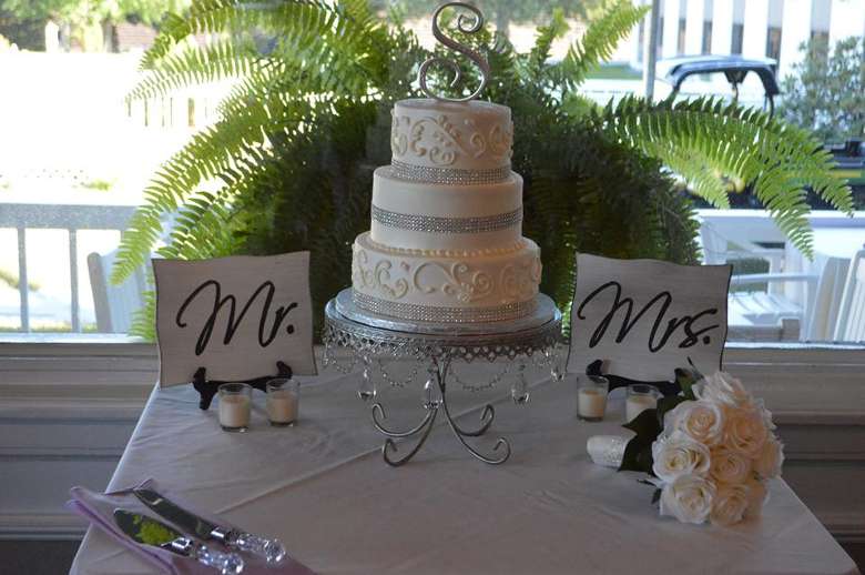 Wedding cake with MR and MRS signs next to it