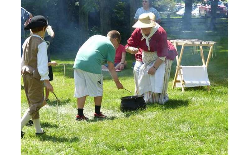 women reenactor and kids