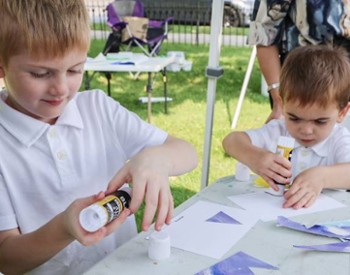 kids working on art