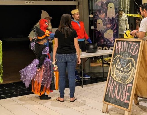 halloween trick or treating at aviation mall