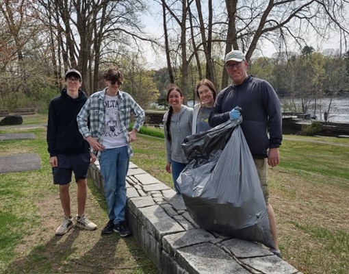 people at earth day cleanup