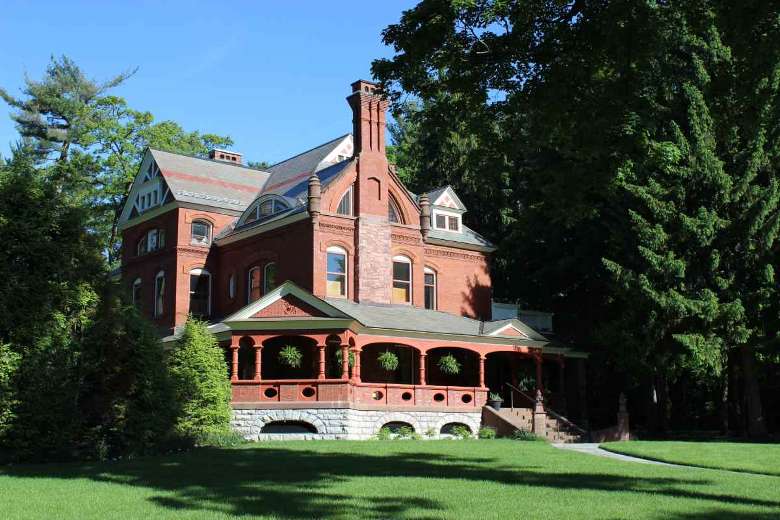 cottage on north broadway