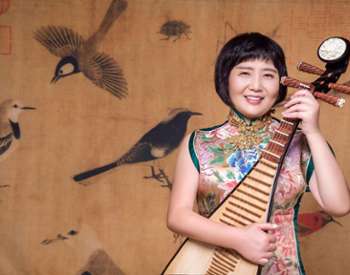 Gao Hong holding a pipa