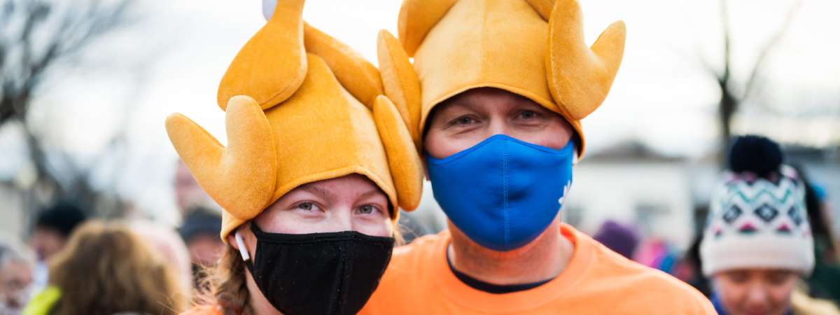 two runners with turkey hats