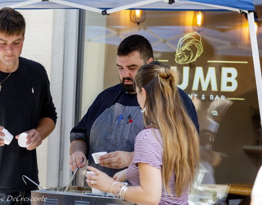people getting chowder samples