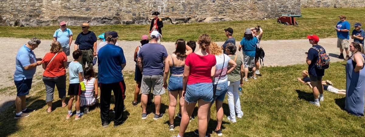 fort ticonderoga soldiers giving presentation