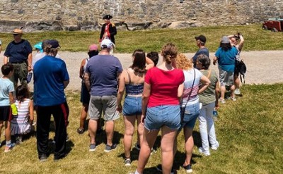 fort ticonderoga soldiers giving presentation
