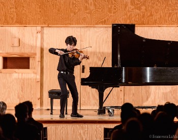 Kento Hong, 2024 Gurrena Fellow and violinist, performs a concert