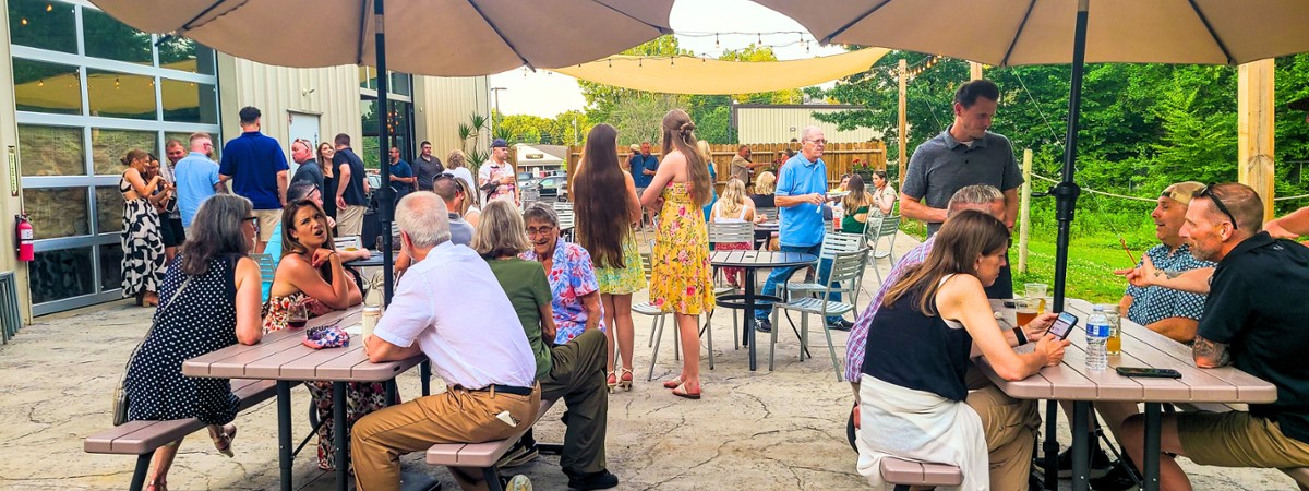 Family-friendly live music and dining at Artisanal Brew Works restaurant in Saratoga Springs