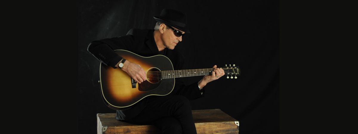 Photo of Eric Andersen with a guitar