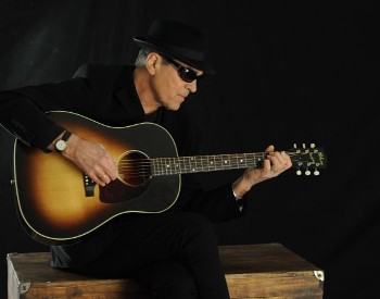 Photo of Eric Andersen with a guitar