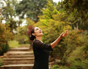 Opera singer in the park