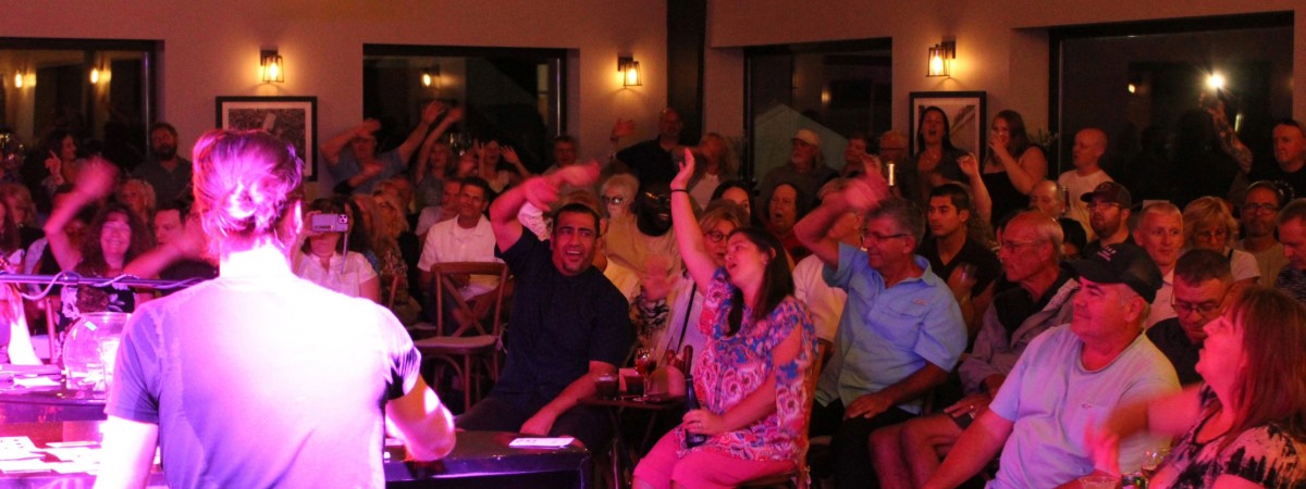 audience at Dueling Pianos