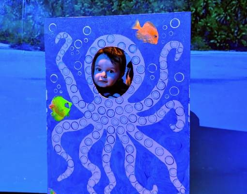 kids looks through octopus photo op