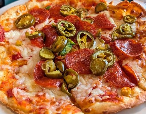 flatbread pizza with pepperoni and jalapenos