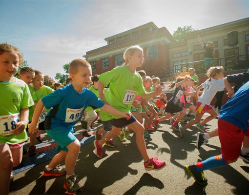 large group of kids in a race down the street