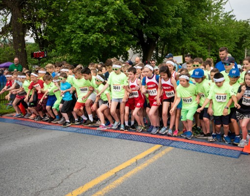 kids lined up at finish line