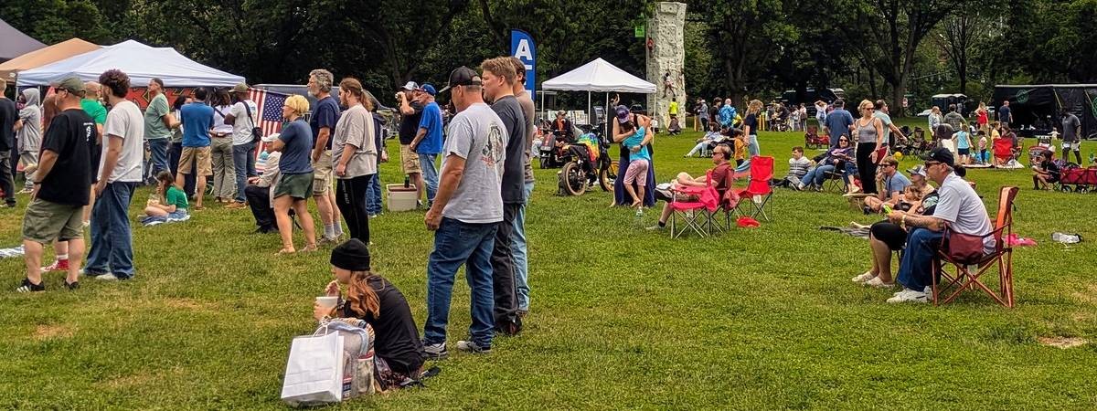 crowd at dadfest