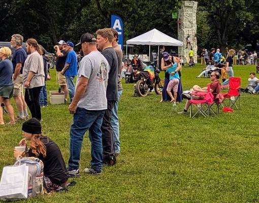 crowd at dadfest