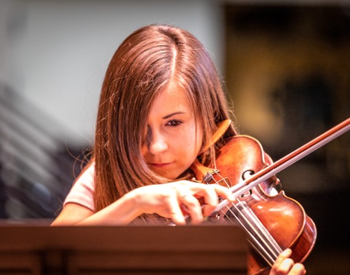woman playing violin