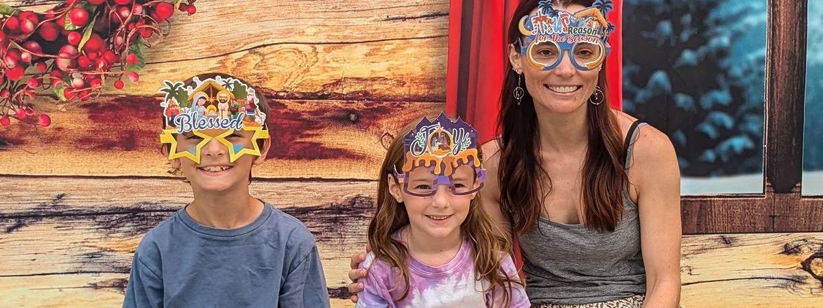 mom poses with kids