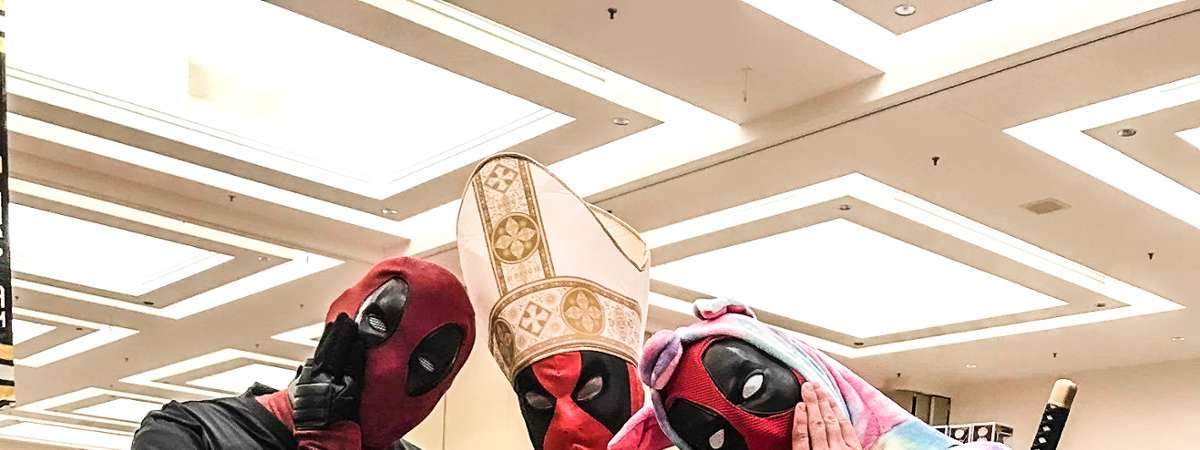 people dressed as deadpool at comic con