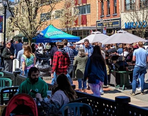 people at glens falls wing fest