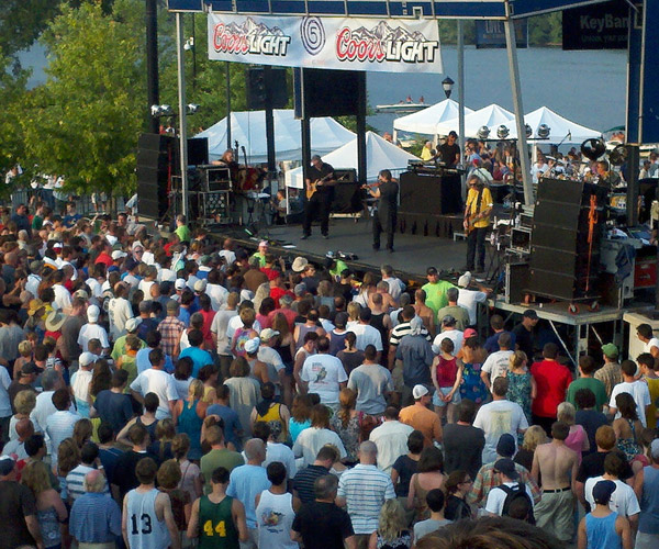 crowd at alive at 5