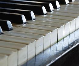 piano keys close up photo