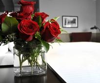 red roses by hotel bed